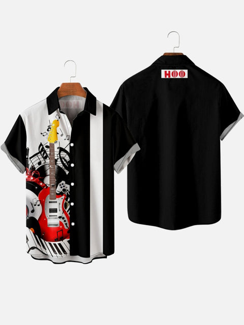 Kurzärmliges Herrenhemd mit schwarz-weißem Gitarrendruck