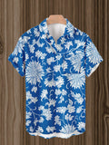 Kurzärmliges Hemd mit blauem und weißem Porzellan-Chrysanthemendruck