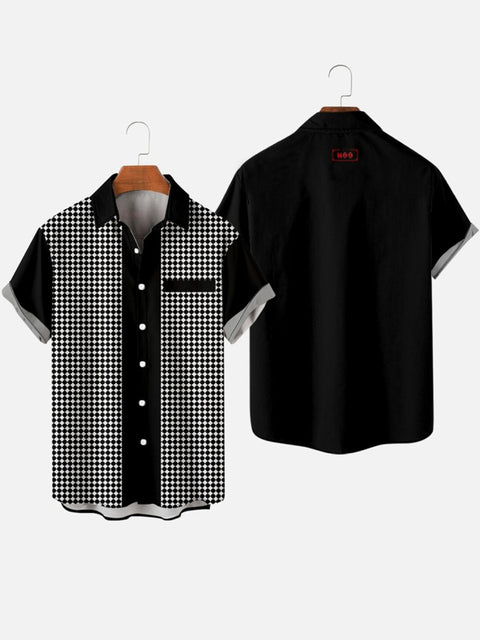 Kurzärmliges Herrenhemd ohne Taschen aus der Mitte des Jahrhunderts in modernem Schwarz-Weiß-Musterdruck