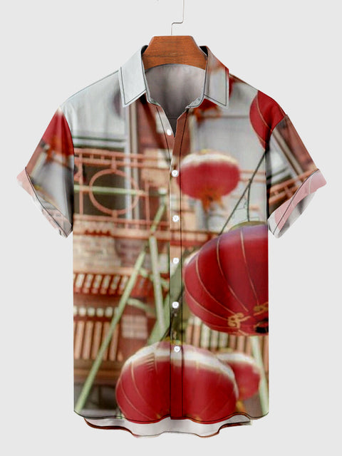 Chemise à manches courtes pour homme avec impression de lanterne rouge chinoise et de bâtiment en bambou